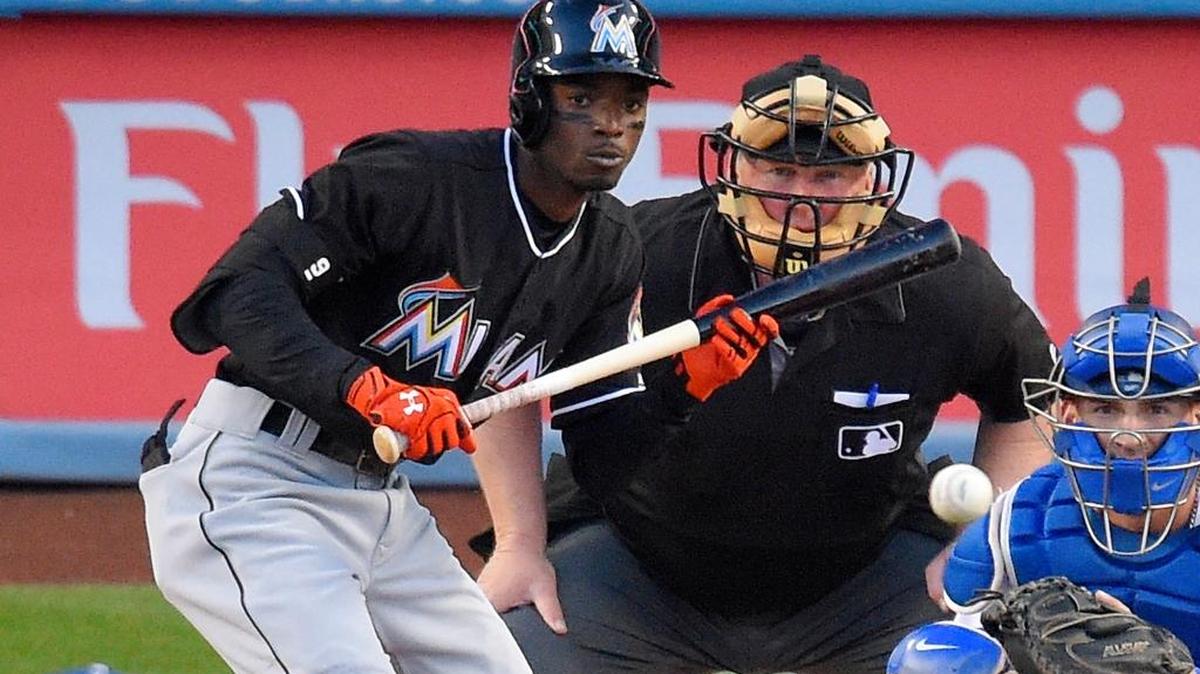 DEE GORDON intenta tocar la bola el jueves 28 de abril del 2016 en Los Angeles.