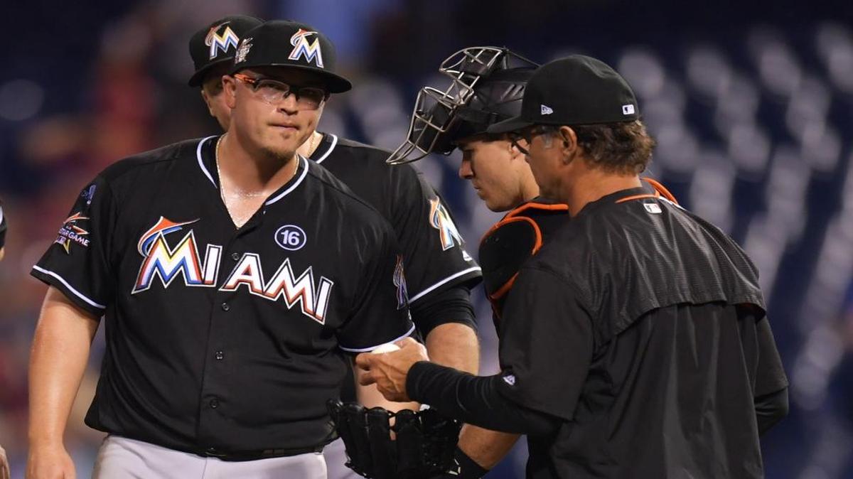El abridor de los Marlins Vance Worley deja la lomita en el segundo episodio luego de soportar ocho carreras ante los Filis, el 14 de septiembre del 2017 en Filadelfia.