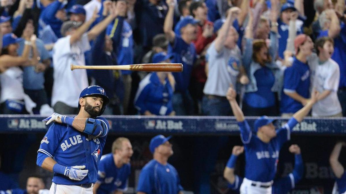 
EL DOMINICANO José Bautista lanza su bate luego de conectar un jonrón decisivo en la victoria de los Azulejos sobre los Rangers de Texas por el título divisional de la Liga Americana, el pasado 14 de octubre en Toronto.
