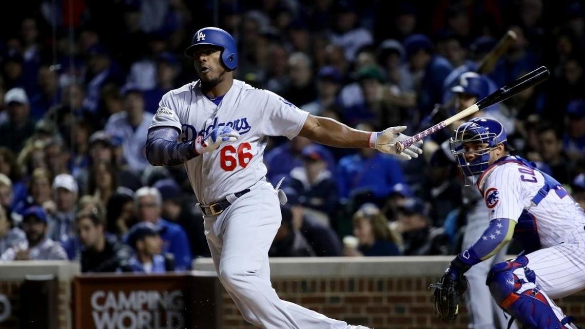 Yasiel Puig batea por los Dodgers en un partido contra los Cachorros en Chicago, el 19 de octubre de 2017.