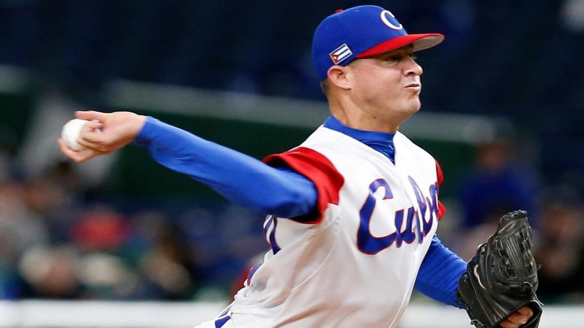 El abridor cubano Lázaro Blanco lanza contra Holanda en el primer inning de la segunda ronda del Clásico Mundial de Béisbol en el Tokyo Dome, rn Tokio, el 15 de marzo del 2017.