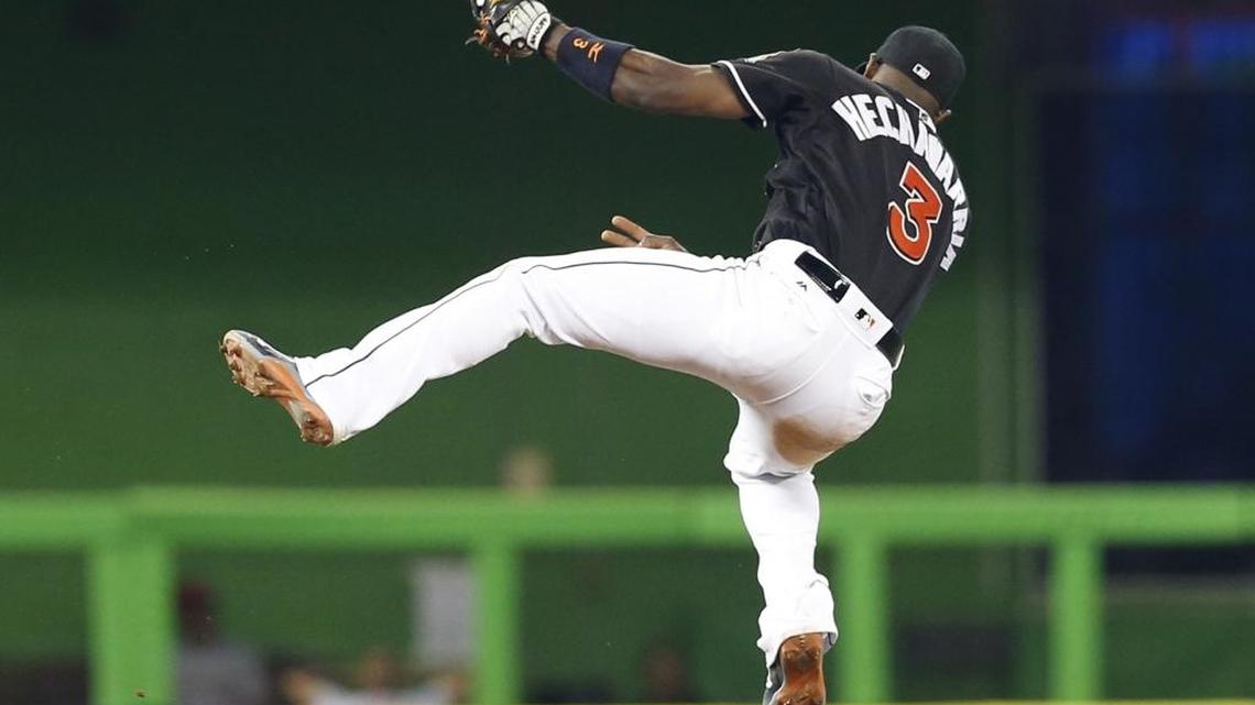 ADEINY HECHAVARRIA realiza una espectacular atrapada sobre un batazo de Brandon Phillips, de los Rojos, el 9 de julio en Miami.