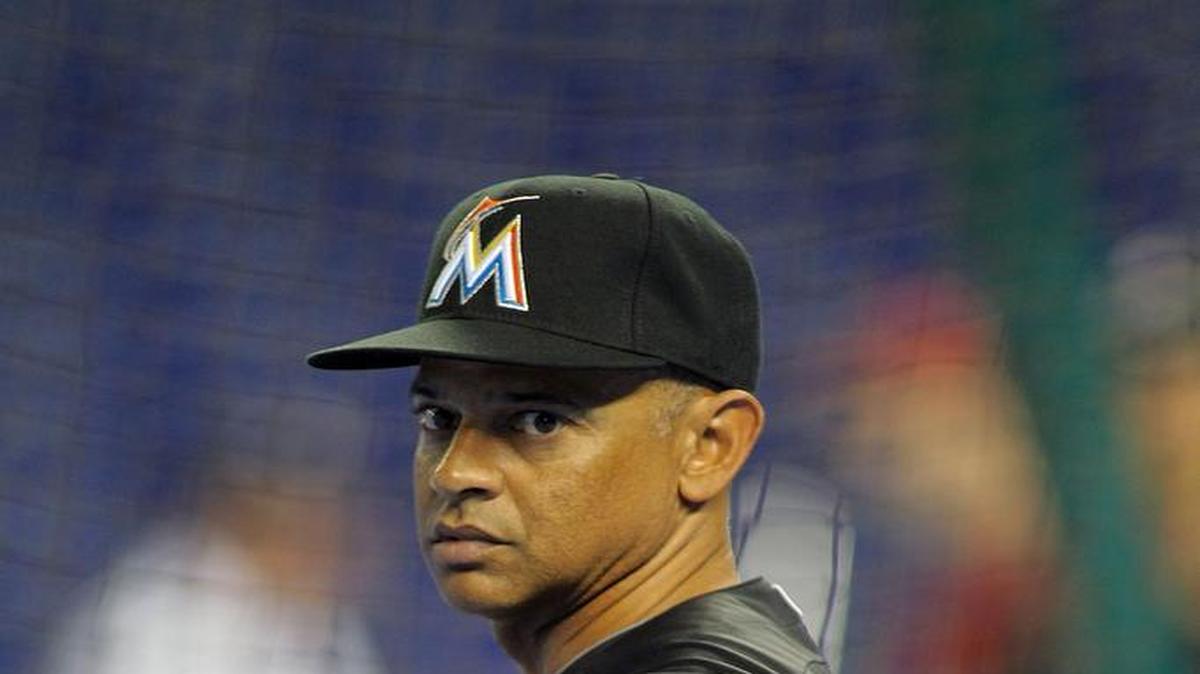 Alex Cora conduce una práctica de bateo de los Marlins ante los Astros como mánager interino del equipo de Miami, el 13 de abril del 2012, en el Marlins Park.