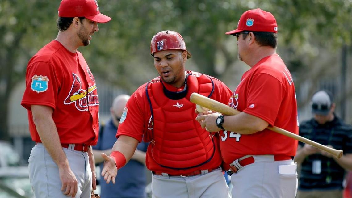 BRAYAN PEÑA (c) habla con el lanzador Adam Wainwright (i) y el coach de pitcheo de San Luis Derek Lilliquist el 18 de febrero del 2016.