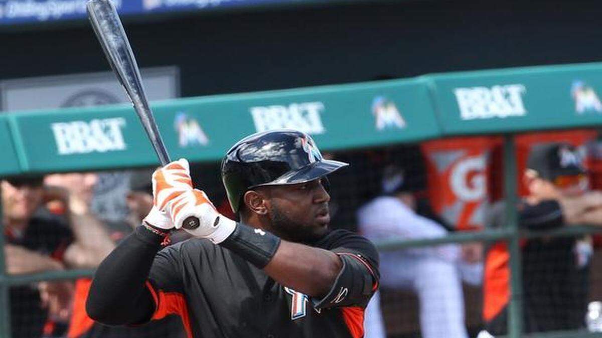 
El dominicano Marcell Ozuna batea por los Marlins en el primer episodio ante los Huracanes de Miami, el martes 3 de marzo del 2015 en Jupiter, Florida.


