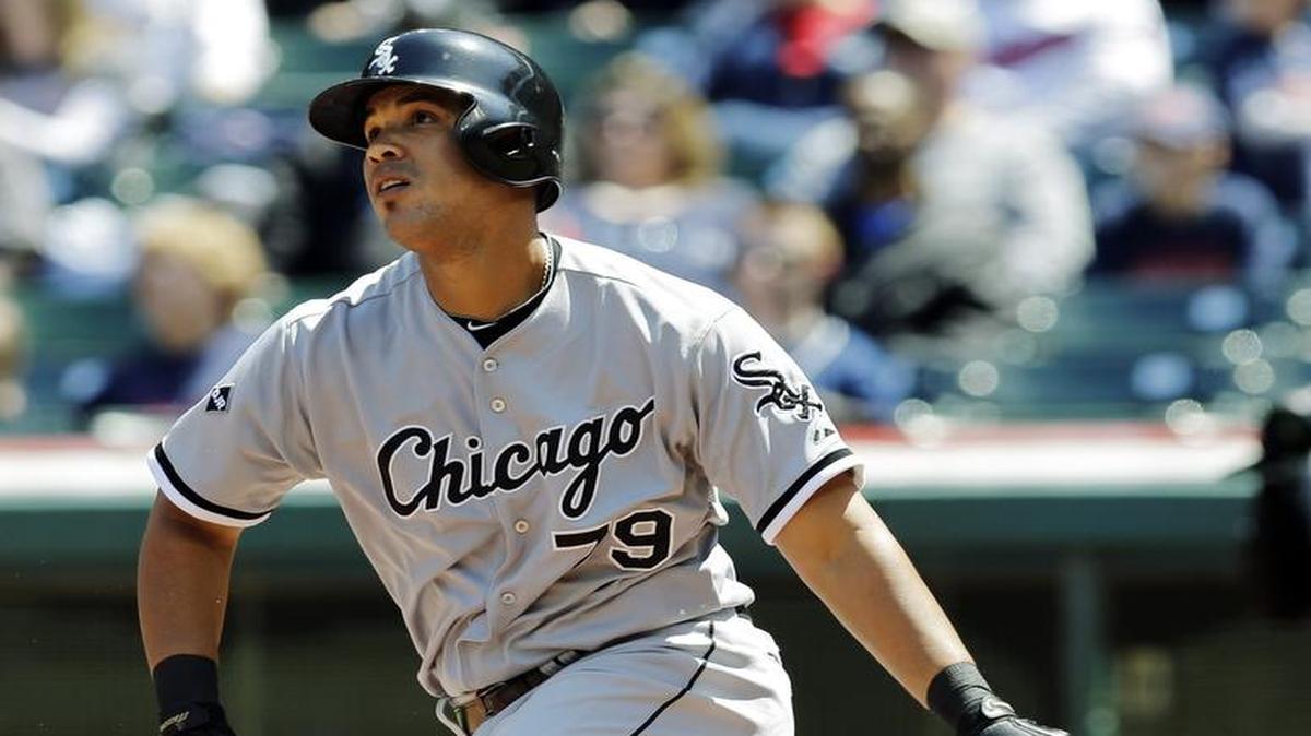 JOSÉ ABREU con el uniforme de los Medias Blancas de Chicago ante los Indios de Cleveland.