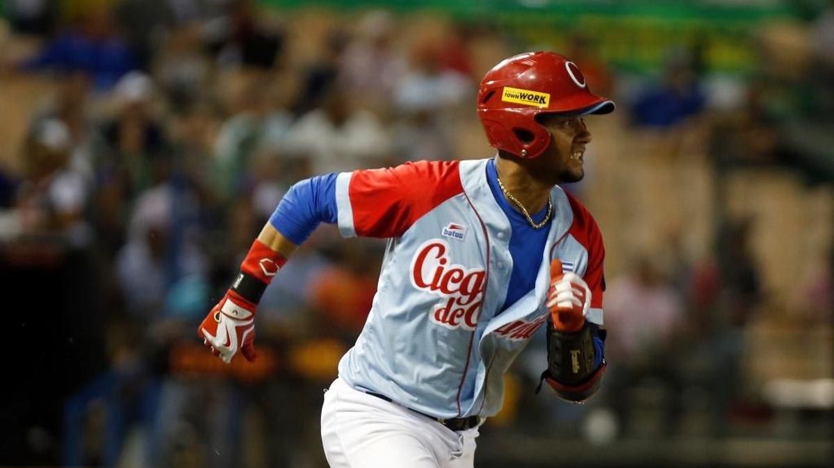 El jugador de Ciego de Ávila de Cuba Yulieski Gurriel corre a primera base, el viernes 5 de febrero del 2016, durante el juego entre Ciego de Ávila y Leones del Escogido por la Serie del Caribe, en el estadio Quisqueya de Santo Domingo (República Dominicana).