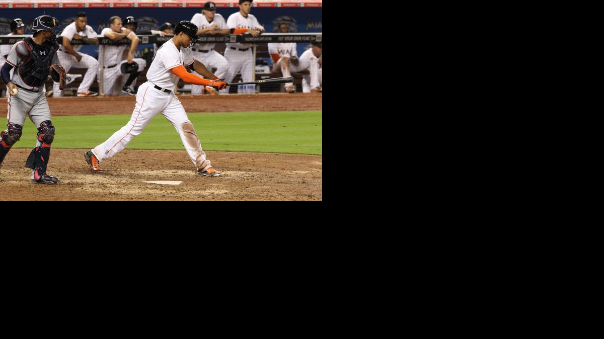 
Giancarlo Stanton, de los Marlins, reacciona luego de poncharse en el noveno inning contra los Bravos, el lunes.
