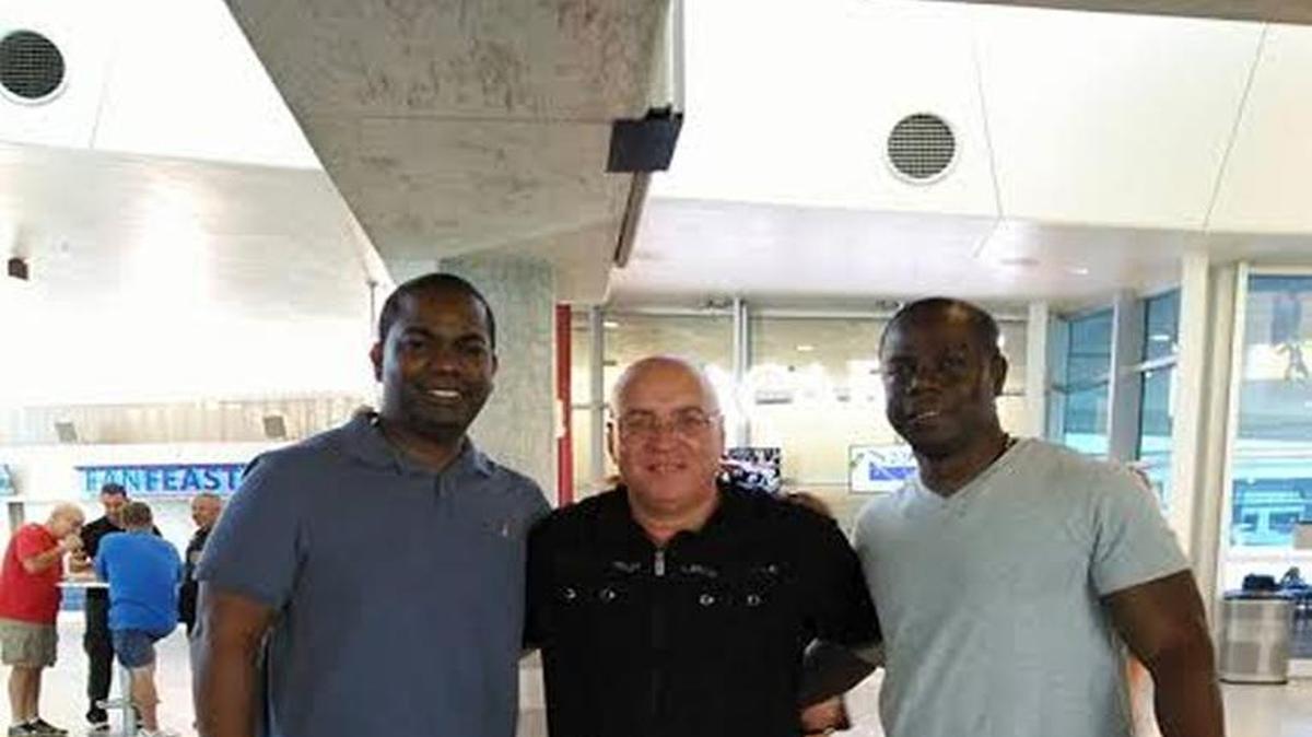 
EVER RENTERIA, Carlos Pérez (c) y Edinson Rentería (i), quienes dirigen el campamento para descubrir talentos en Miami.
