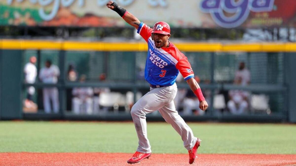 El jugador de los Criollos de Caguas Jesmuel Valentín celebra luego del jonrón de Anthony García con bases llenas en el sexto episodio que empató el juego ante los Caribes de Anzoátegui, el miércoles en Jalisco, México.