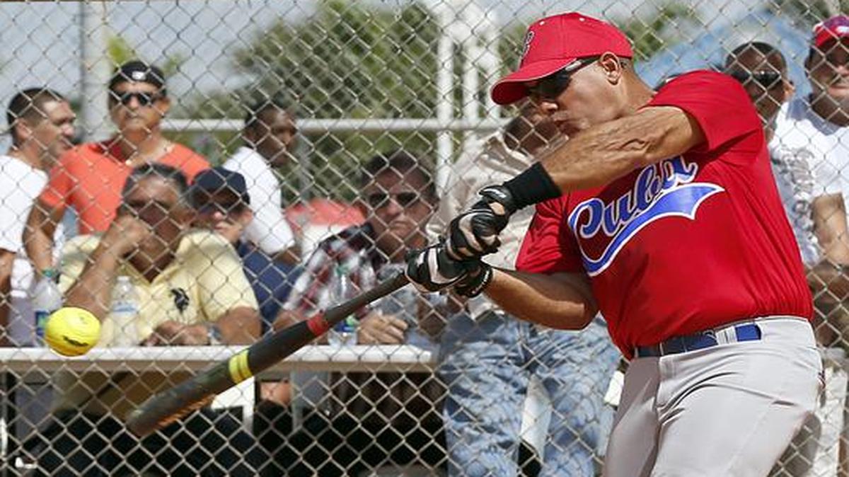 
Gabriel Pierre batea durante el Juego del Reencuentro de las estrellas cubanas celebrado el 11 de octubre, en el Bucky Dent Park en Hialeah.


