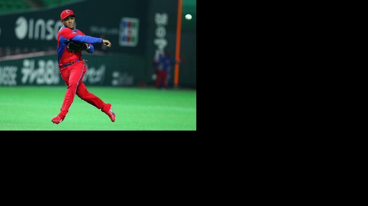
Andy Ibáñez tira la pelota en una jugada por Cuba en un partido amistoso contra el equipo japonés Fukuoka Softbank Hawks, el 1ro de marzo del 2013.


