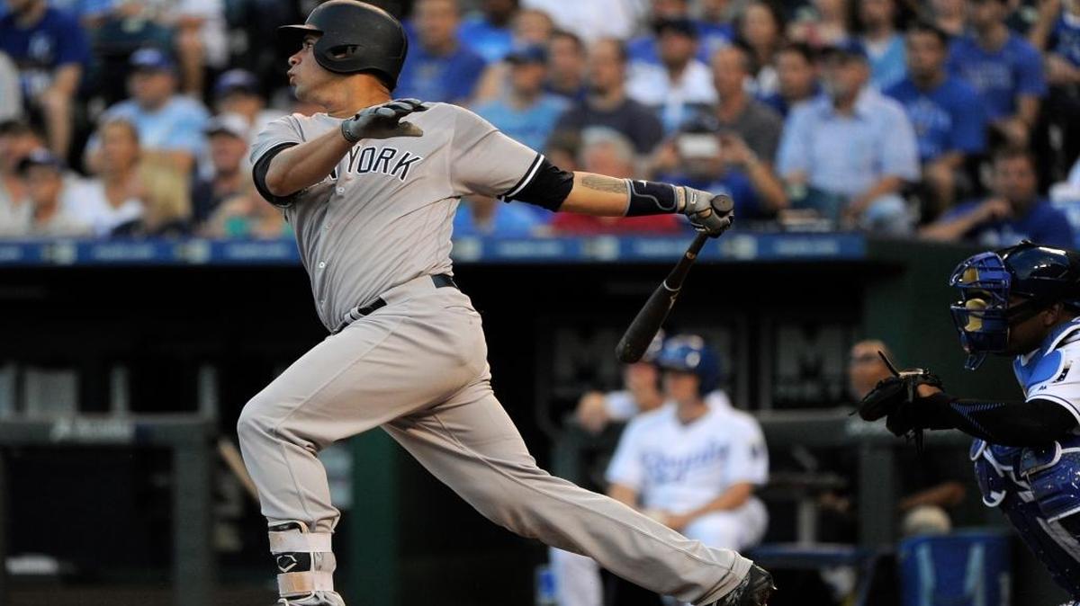Gary Sánchez, de los Yankees, dispara un doble en el primer episodio contra los Reales, en el Kauffman Stadium, el miércoles 31 de agosto en Kansas City, Missouri.