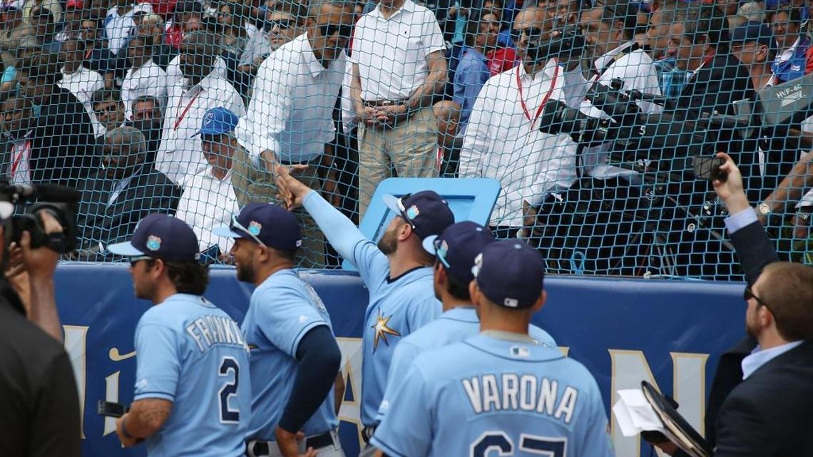 EL PRESIDENTE Barack Obama saluda a los jugadores de Tampa Bay este 22 de marzo del 2016 en el Estadio Latinoamericano.