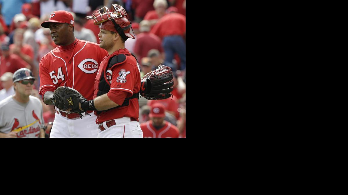 
Aroldis Chapman (izq.) es felicitado por el receptor de los Rojos Devin Mesoraco tras el triunfo ante los Cardenales, el jueves en Cincinnati.


