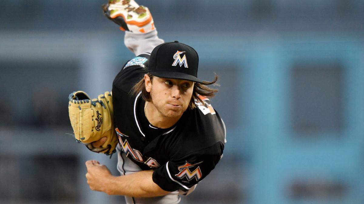 El abridor de los Marlins Dillon Peters lanza en el primer inning del partido contra los Dodgers, el 24 de abril de 2018.