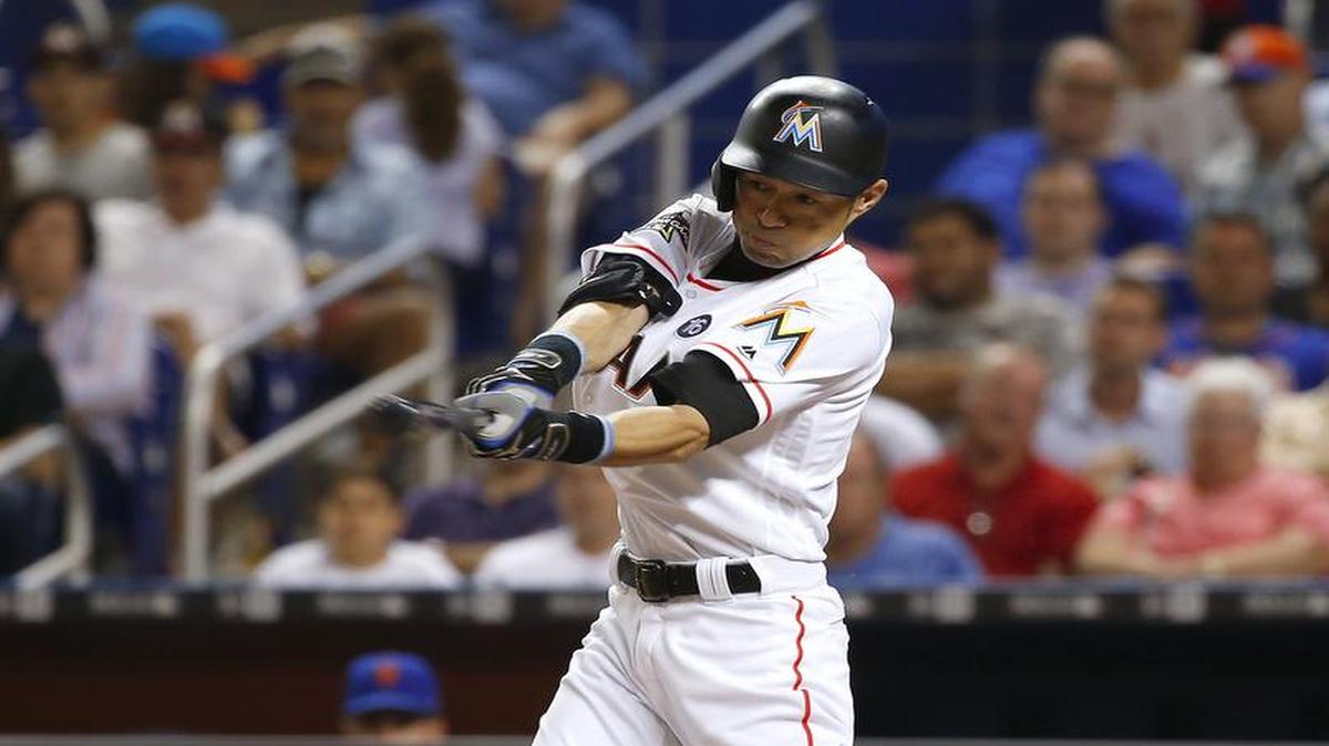 El japonés Ichiro Suzuki, de los Marlins, batea en el quinto inning contra los Mets la noche del jueves 29 de junio del 2017 en Miami.