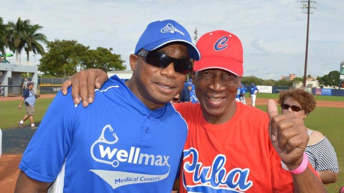 ORLANDO "EL DUQUE'' Hernández junto a Braudilio Vinent en el juego de estrellas celebrado el 10 de enero en la FIU.