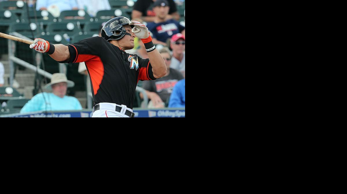 
El segunda base de los Marlins Derek Dietrich batea el jonrón que dejó al campo a los Nacionales en la Liga de la Toronja, en partido celebrado en el Roger Dean Stadium, en Jupiter, Florida, el 10 de marzo del 2015.


