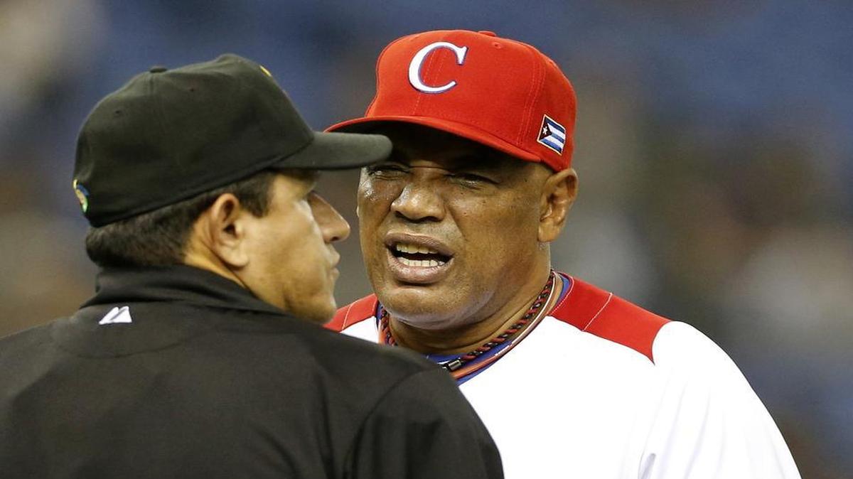 
Víctor Mesa (der.) habla con el árbitro de home en un partido entre Cuba y Holanda en el III Clásico Mundial, celebrado el 8 de marzo del 2013 en Tokio, Japón.
