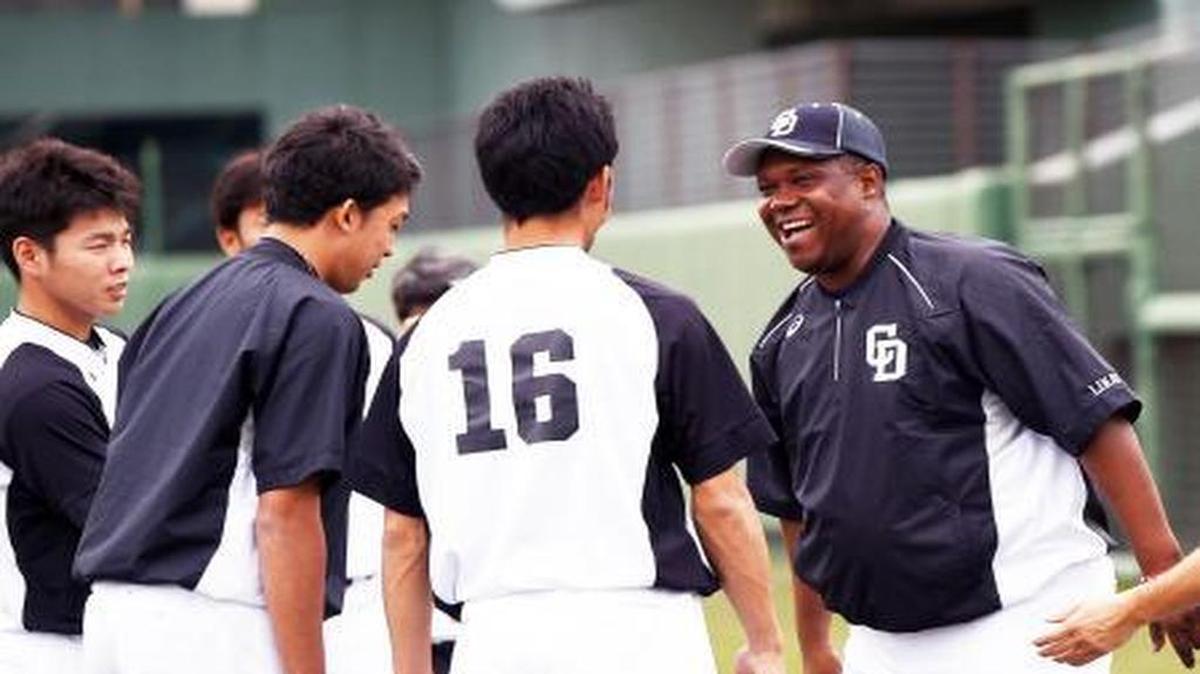 Omar Linares regresa como entrenador itinerante a los Dragones de Chunichi, el equipo que le abrió las puertas para jugar en el béisbol profesional.