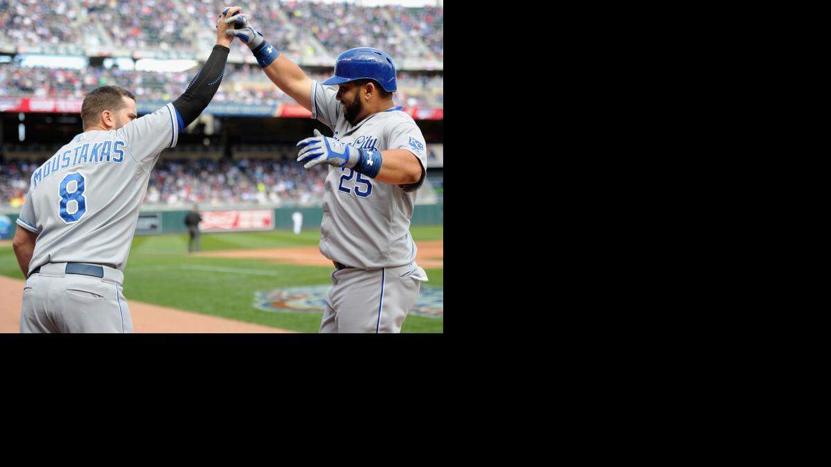 
Kendrys Morales (der.) recibe el saludo de Mike Moustakas tras disparar un cuadrangular solitario en el segundo inning por los Reales, en el partido contra los Mellizos, el lunes 13 de abril del 2015.


