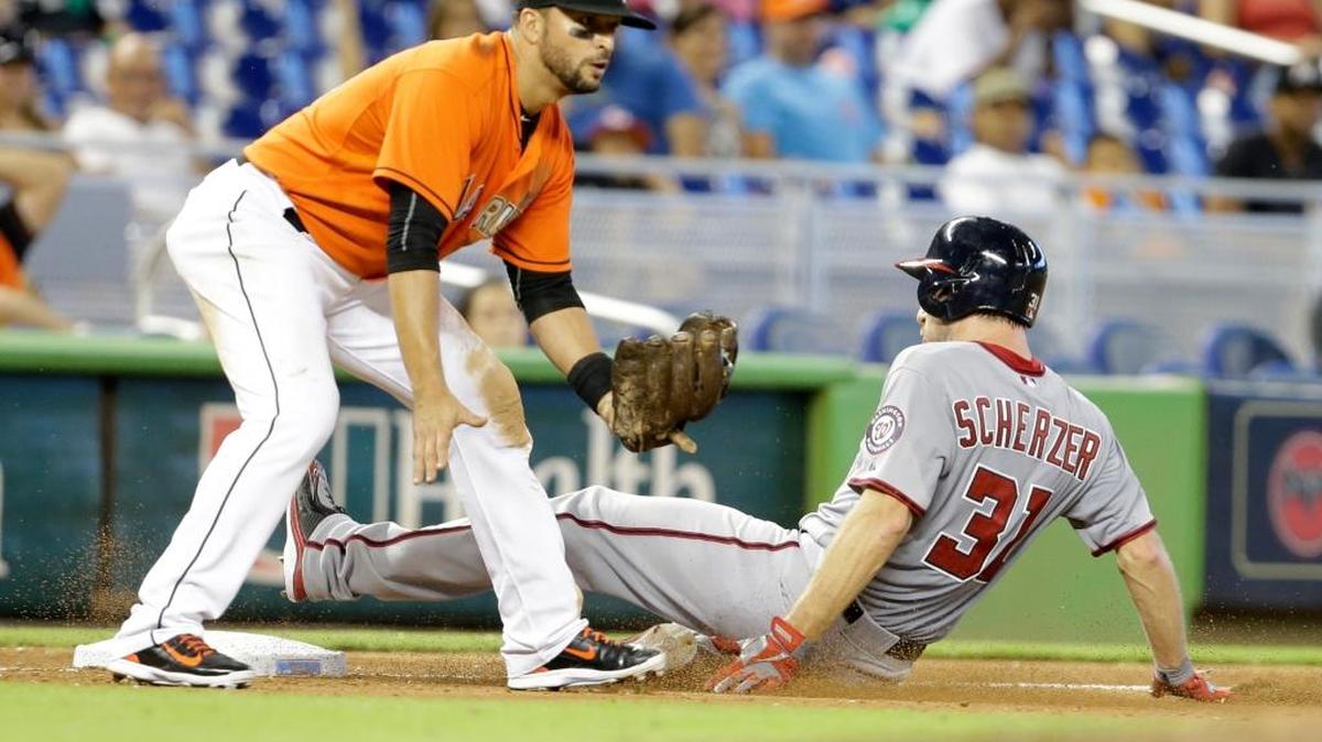 
Max Scherzer (31), de los Nacionales, llega a tercera en el octavo inning en el juego contra los Marlins, el domingo 13 de septiembre del 2015 en Miami.
