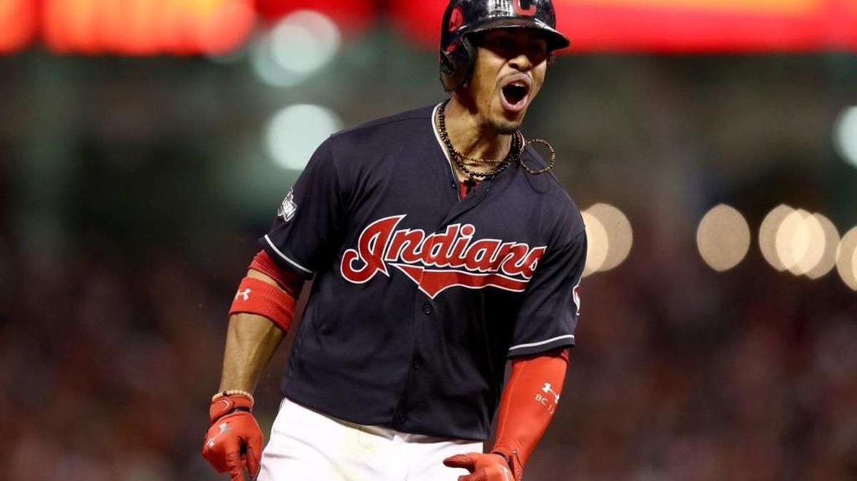 El puertorriqueño Francisco Lindor, de los Indios, estalla en júbilo luego de disparar un jonrón de dos carreras contra los Azulejos, en el sexto inning, del primer juego de la Serie de Campeonato de la Liga Americana, en Cleveland, el viernes 14 de octubre del 2016.