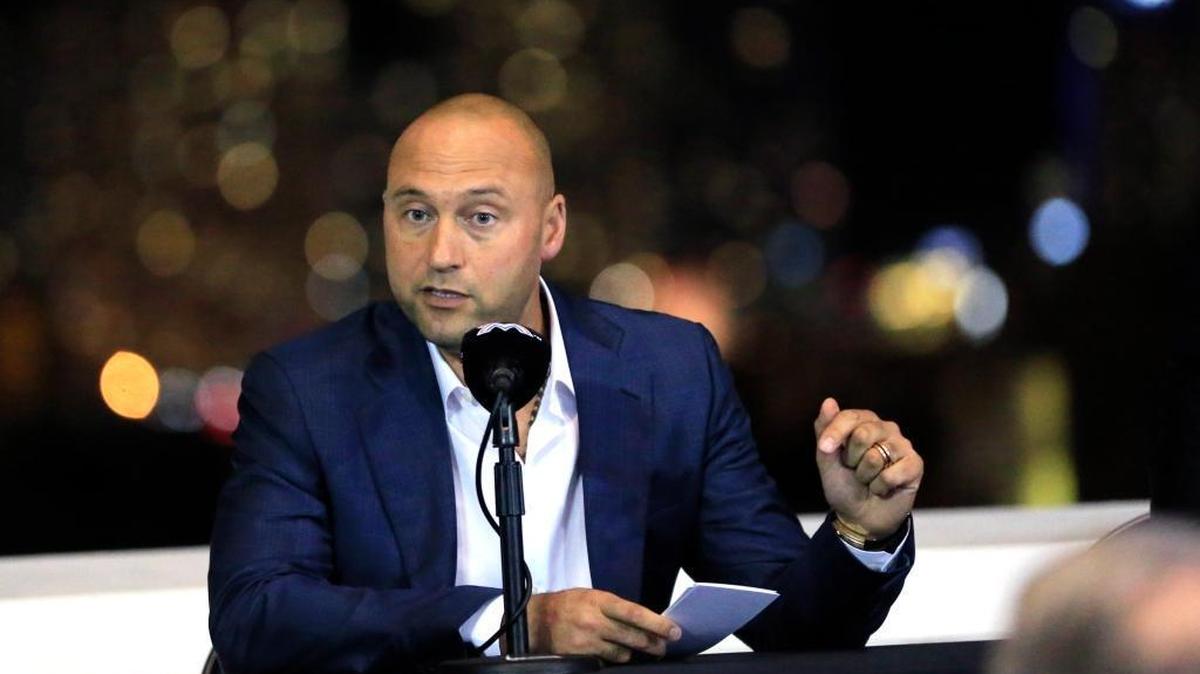 Derek Jeter responde preguntas de los aficionados durante un encuentro celebrado en el parque de los Marlins el 19 de diciembre del 2017.