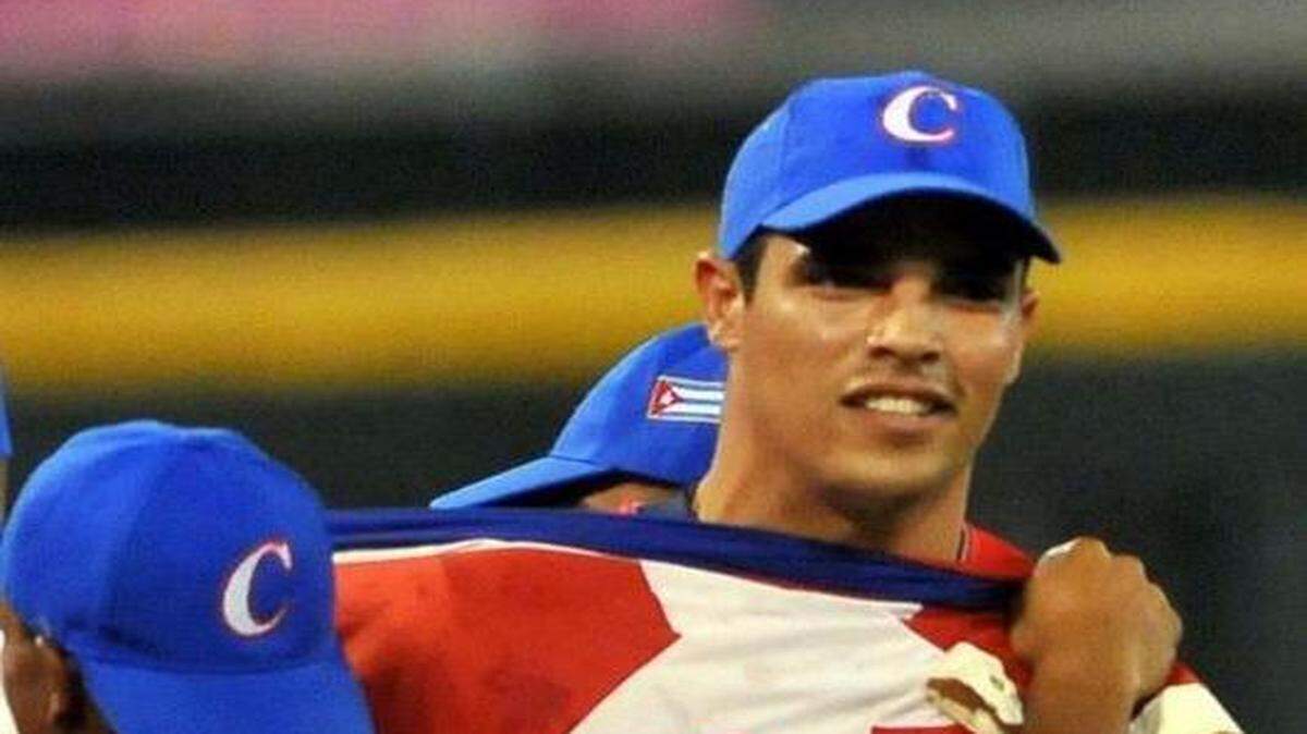 
Héctor Mendoza (der.) celebra tras la victoria de Cuba ante México que le permitió coronarse en la Serie del Caribe en Puerto Rico, el 8 de febrero del 2015.
