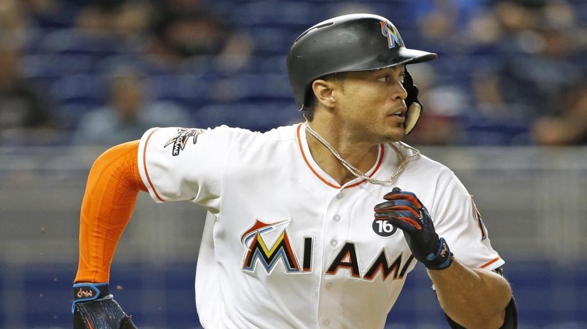 GIANCARLO STANTON corre en la octava entrada de un juego contra los Rays el 2 de mayo.
