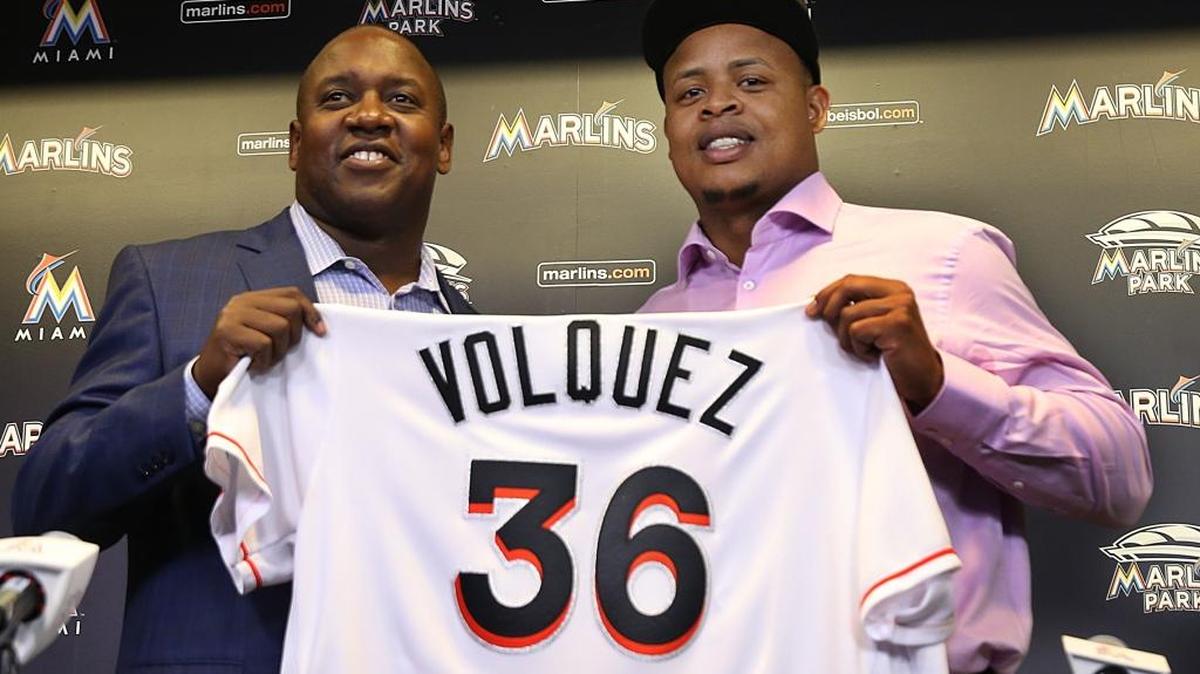 Edinson Vólquez (der.) es presentado por el presidente de operaciones de béisbol de los Marlins, Mike Hill, el jueves 1ro de diciembre del 2016 en una conferencia de prensa en el parque de la Pequeña Habana, en Miami.