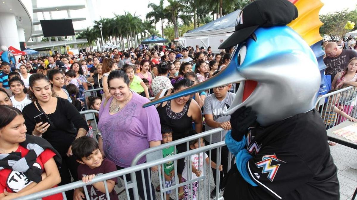 LOS PECES despidieron al empleado que trabajaba como Billy The Marlins.
