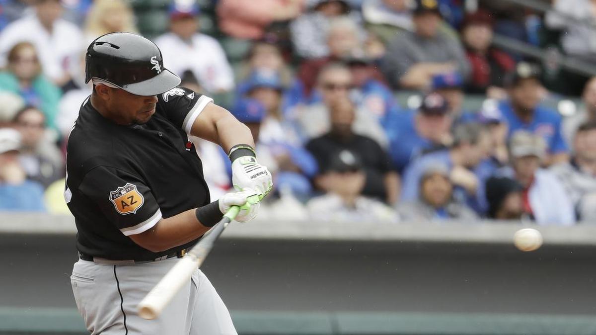 El primera base de los Medias Blancas José Abreu disparó un cuadrangular en el quinto inning ante los Cachorros, el lunes 27 de febrero del 2016 en un partido de pretemporada, celebrado en Mesa, Arizona.