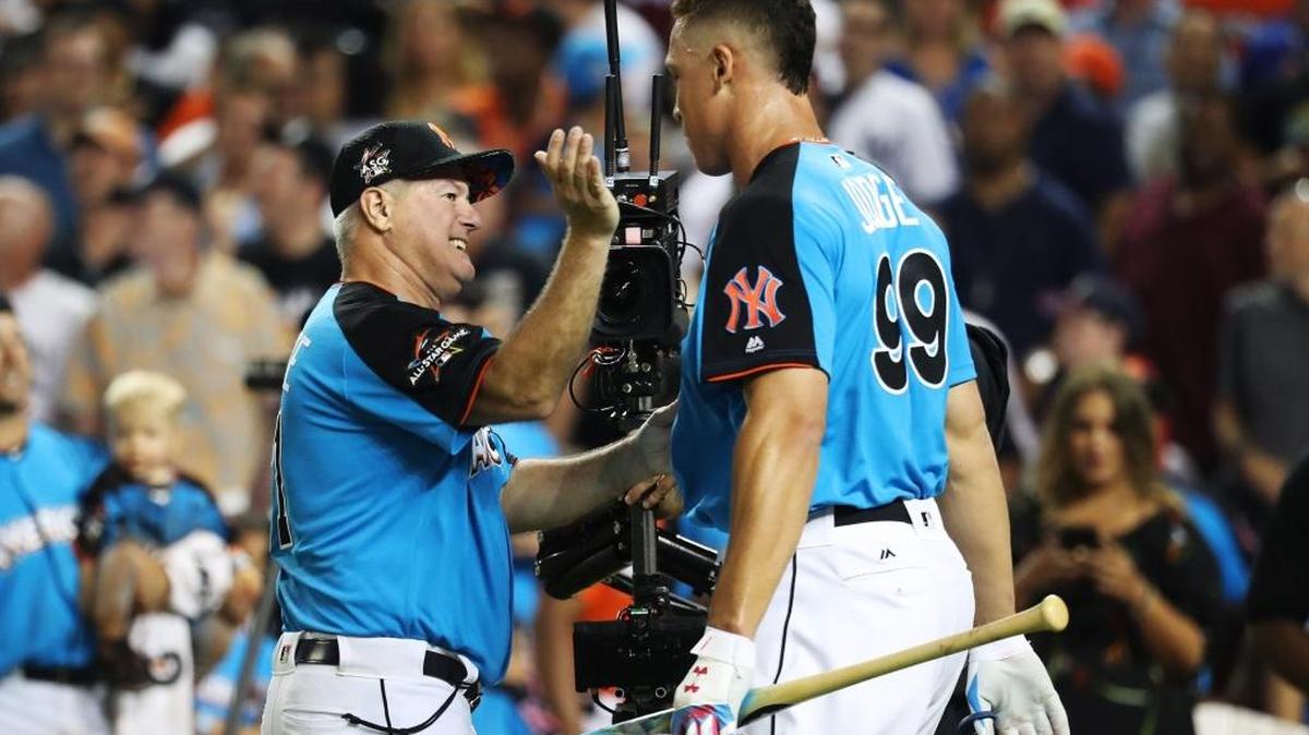 DANILO VALIENTE saluda a Aaron Judge durante el Derby de Jonrones celebrado el 10 de julio en Miami.