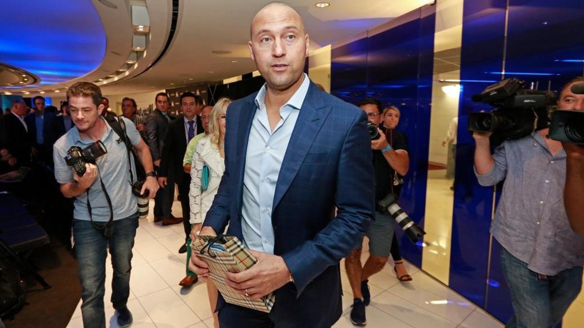 DEREK JETER al terminar la conferencia de prensa en el Marlins Park.