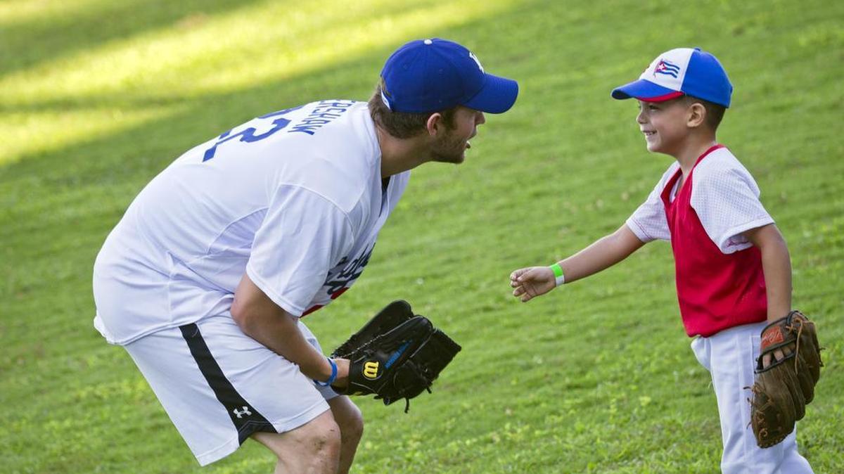 EL LANZADOR de los Dodgers, Clayton Kershaw, conversa con un chico cubano en La Habana el 16 de diciembre del 2015.