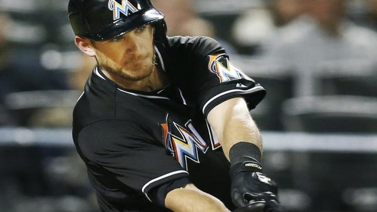 
Jeff Mathis dispara un sencillo impulsor en el octavo inning, en el triunfo de los Marlins contra los Mets, el lunes en Nueva York.
