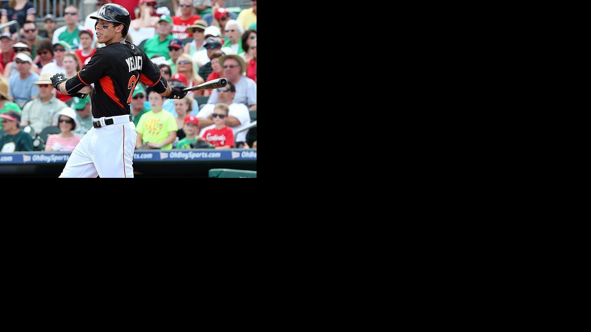 
CHRISTIAN YELICH conecta un hit contra San Luis el 17 de marzo en Jupiter.



