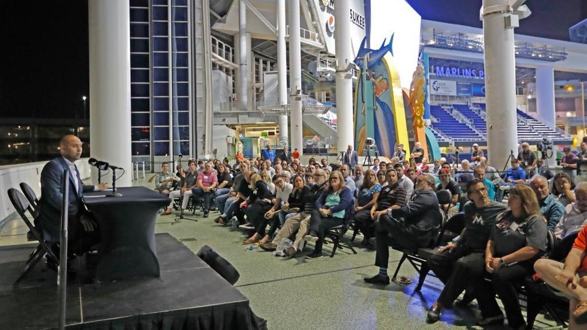 El copropietario de los Marlins de Miami Derek Jeter responde a las preguntas de los aficionados de los Marlins durante la reunión llevada a cabo el 19 de diciembre de 2017 en el Marlins Park.