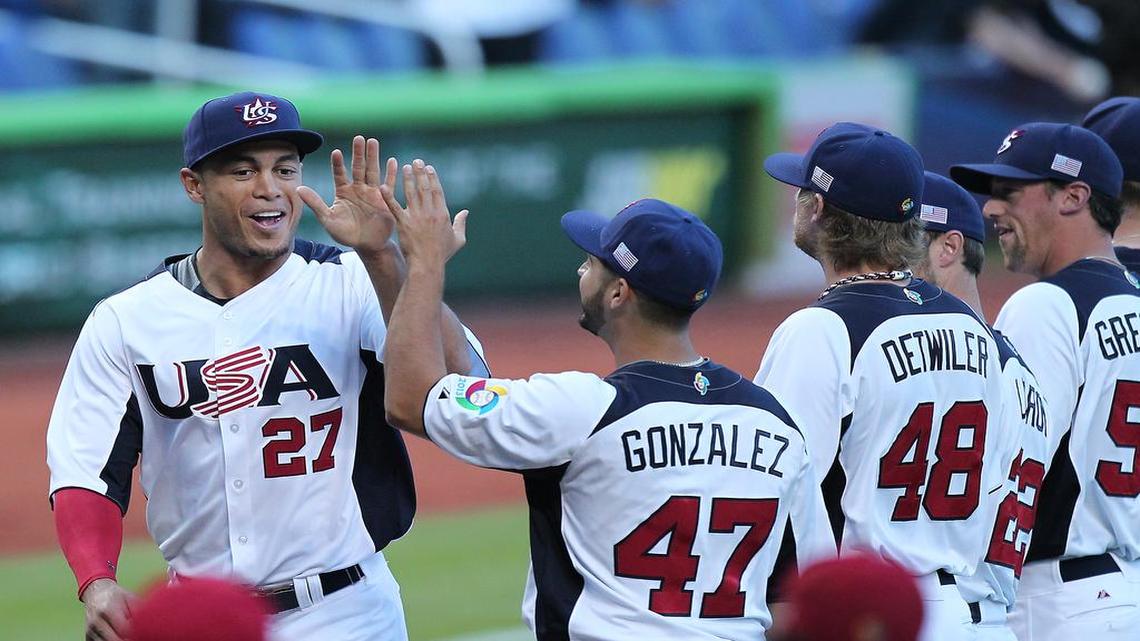 Giancarlo Stanton saluda a los jugadores del equipo de Estados Unidos antes del inicio del partido ante Puerto Rico, el 15 de marzo del 2013 en el Marlins Park en Miami.