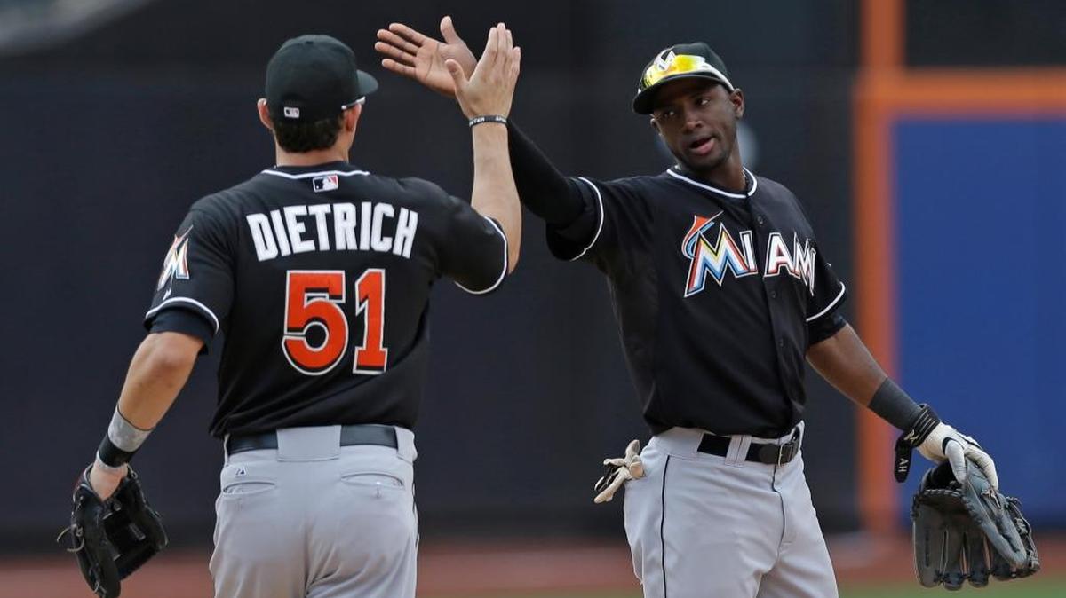 ADEINY HECHAVARRÍA (d) y Derek Dietrich pudieran ser candidatos a canjes cuando llegue el invierno.