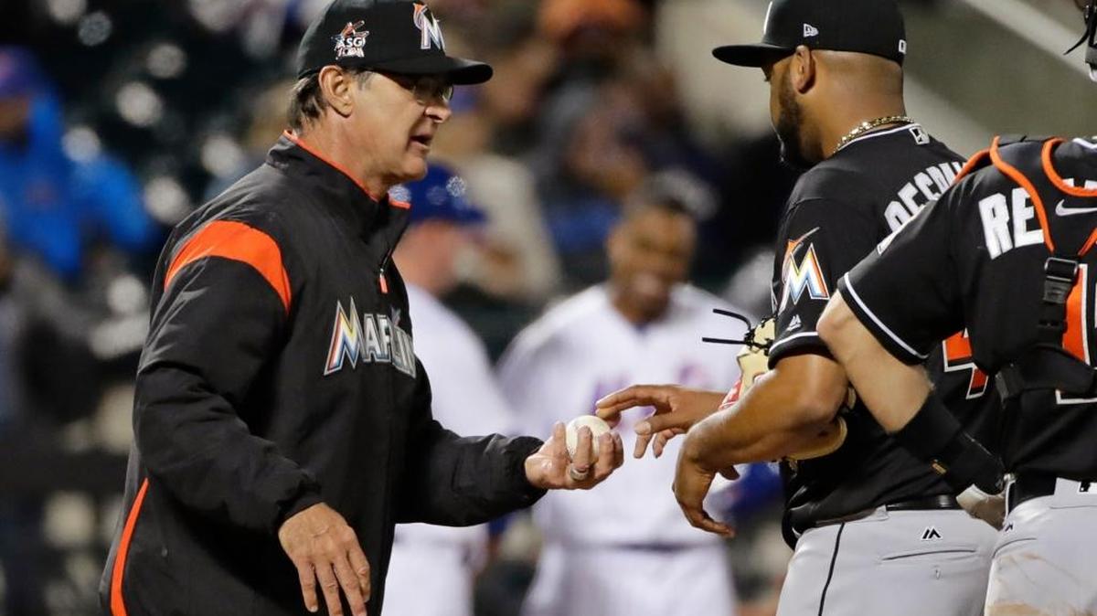 El mánager de los Marlins Don Mattingly (izq.) le pide la pelota al abridor Odrisamer Despaigne, en el quinto inning del juego contra los Mets, la noche del sábado 6 de mayo del 2017, en Nueva York.