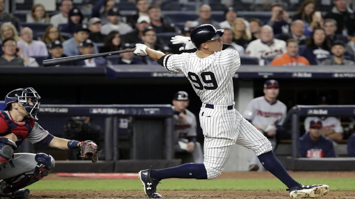 Aaron Judge dispara un jonrón el martes ante los Mellizos en el juego de comodines de la Liga Americana. El novato de los Yankees será una de las atracciones en el playoffs contra los Indios.