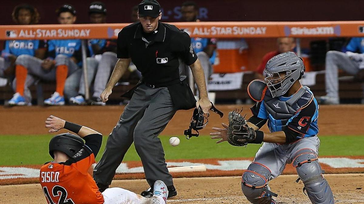Chance Sisco, del equipo de EEUU, anota ante el relevista Francisco Mejía, del equipo Mundial, en el Juego de las Estrellas del Futuro, el domingo.