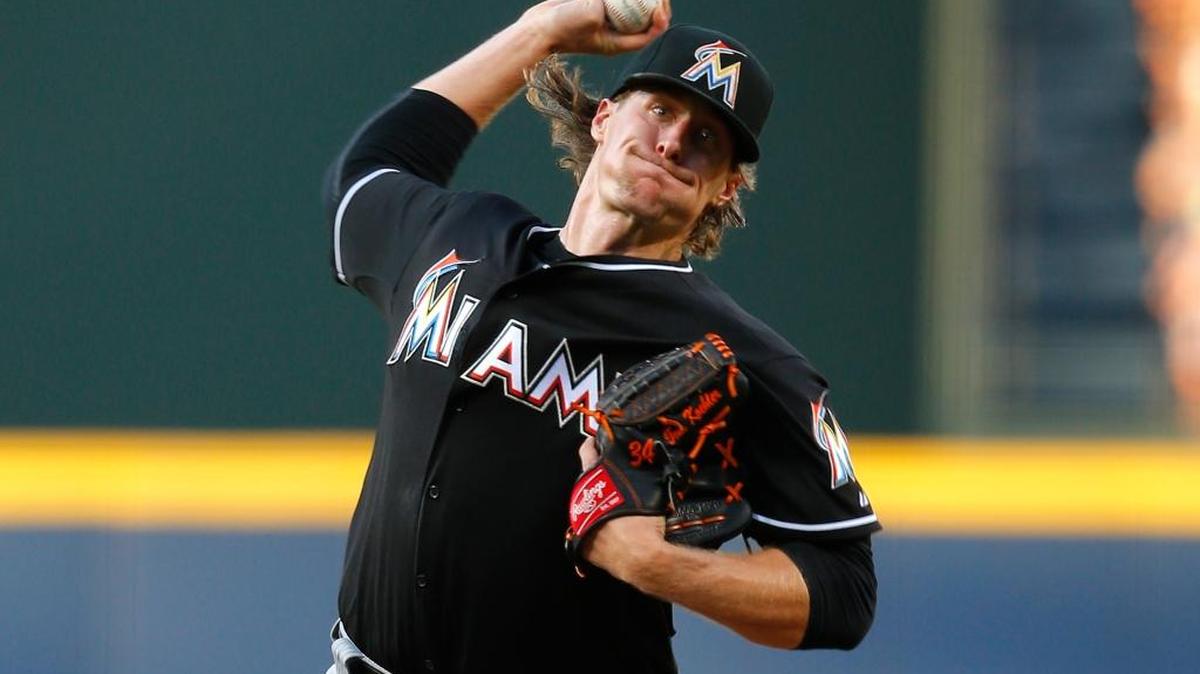 TOM KOEHLER lanza en la primera entrada de un choque contra los Bravos en Atlanta el 8 de agosto del 2015.