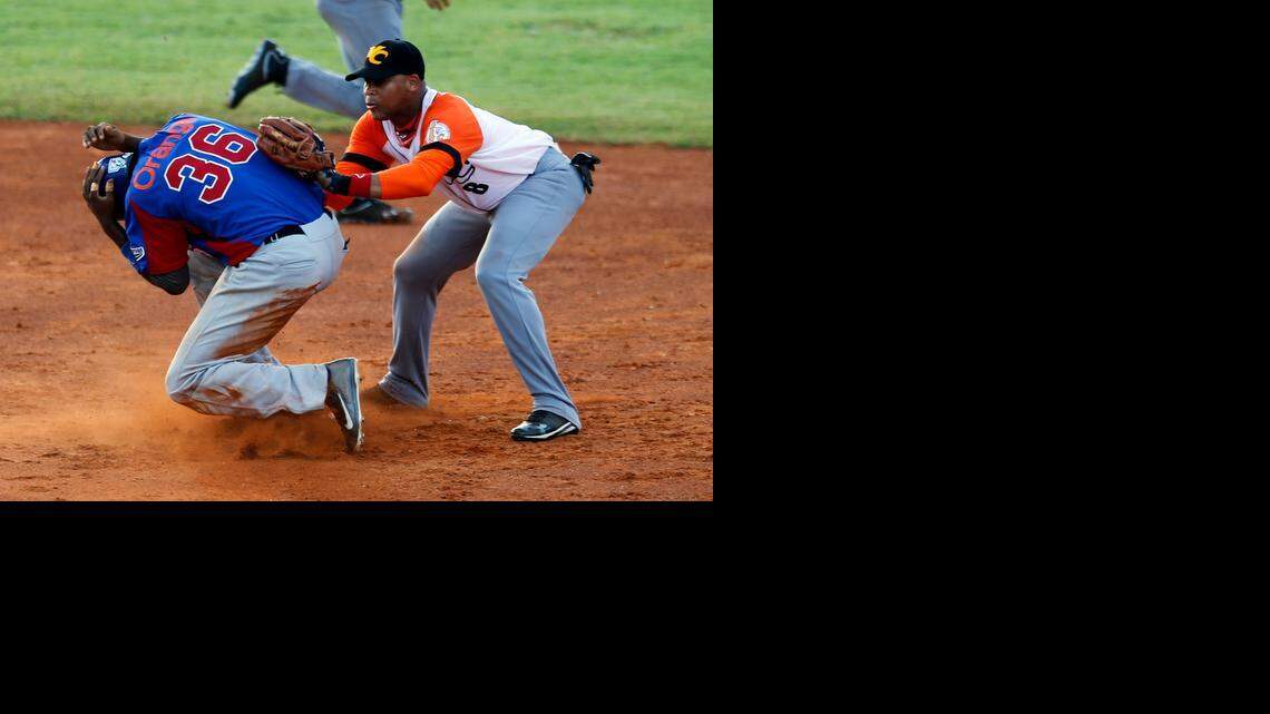 
JOSE MIGUEL Fernández en una jugada en segunda durante la pasada Serie Mundial en Venezuela.


