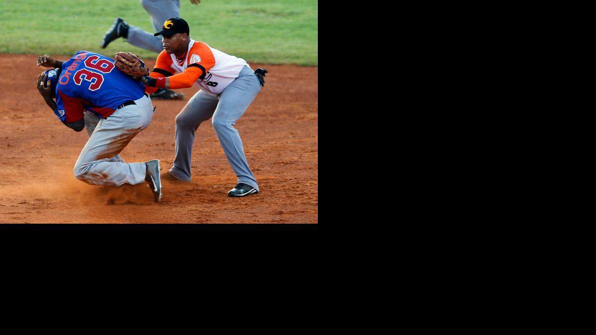 
JOSE MIGUEL Fernández en una jugada en segunda durante la pasada Serie Mundial en Venezuela.


