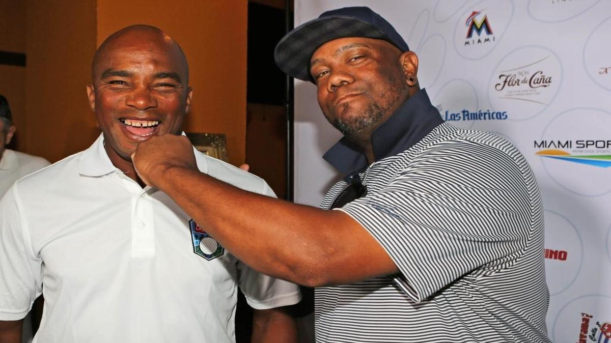 ORLANDO “EL DUQUE’’ Hernández junto a Liván Hernández bromean en una conferencia de prensa para anunciar el torneo Con el Golf en la Sangre, el 11 de noviembre del 2015.