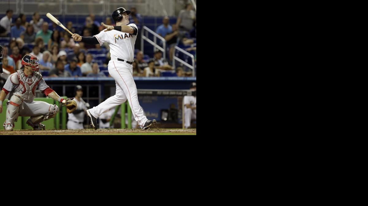 
Justin Bour, de los Marlins, dispara un jonrón solitario contra los Nacionales, el viernes en Miami.
